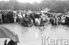 19.06.1983, Częstochowa, Polska.
Druga pielgrzymka Jana Pawła II do Polski. Wierni zgromadzeni w okolicach klasztoru paulinów na Jasnej Górze podczas mszy św. celebrowanej przez Jana Pawła II.
Fot. Jerzy Szot, zbiory Ośrodka KARTA