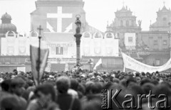 19.06.1983, Częstochowa, Polska.
Druga pielgrzymka Jana Pawła II do Polski, Msza święta celebrowana przez papieża. Ołtarz papieski, przed nim tłum wiernych.
Fot. Jerzy Szot, zbiory Ośrodka KARTA