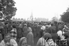 19.06.1983, Częstochowa, Polska.
Druga pielgrzymka Jana Pawła II do Polski. Wierni zgromadzeni przed klasztorem paulinów na Jasnej Górze podczas mszy św. celebrowanej przez Jana Pawła II. W oddali widoczny jest ołtarz papieski i klasztor.
Fot. Jerzy Szot, zbiory Ośrodka KARTA