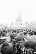 19.06.1983, Częstochowa, Polska.
Druga pielgrzymka Jana Pawła II do Polski. Wierni zgromadzeni przed klasztorem paulinów na Jasnej Górze podczas mszy św. celebrowanej przez Jana Pawła II. W oddali widoczny jest ołtarz papieski i klasztor.
Fot. Jerzy Szot, zbiory Ośrodka KARTA