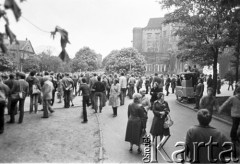 19.06.1983, Częstochowa, Polska.
Druga pielgrzymka Jana Pawła II do Polski, okolice klasztoru na Jasnej Górze. Wierni udają się na mszę świętą  celebrowaną przez Jana Pawła II.
Fot. Jerzy Szot, zbiory Ośrodka KARTA