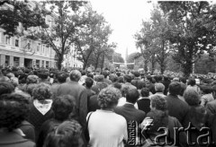 19.06.1983, Częstochowa, Polska.
Druga pielgrzymka Jana Pawła II do Polski. Wierni zgromadzeni w okolicach klasztoru paulinów na Jasnej Górze podczas mszy św. celebrowanej przez Jana Pawła II.
Fot. Jerzy Szot, zbiory Ośrodka KARTA