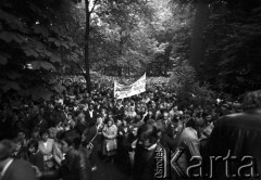 19.06.1983, Częstochowa, Polska.
Druga pielgrzymka Jana Pawła II do Polski. Wierni zgromadzeni w okolicach klasztoru paulinów na Jasnej Górze podczas mszy św. celebrowanej przez Jana Pawła II. Widoczny jest transparent o treści: 