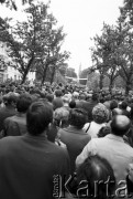 19.06.1983, Częstochowa, Polska.
Druga pielgrzymka Jana Pawła II do Polski. Wierni zgromadzeni w okolicach klasztoru paulinów na Jasnej Górze podczas mszy św. celebrowanej przez Jana Pawła II.
Fot. Jerzy Szot, zbiory Ośrodka KARTA