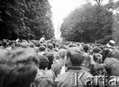 19.06.1983, Częstochowa, Polska.
Druga pielgrzymka Jana Pawła II do Polski. Wierni zgromadzeni przed klasztorem paulinów na Jasnej Górze podczas mszy św. celebrowanej przez Jana Pawła II.
Fot. Jerzy Szot, zbiory Ośrodka KARTA