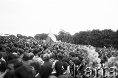 19.06.1983, Częstochowa, Polska.
Druga pielgrzymka Jana Pawła II do Polski. Wierni zgromadzeni przed klasztorem paulinów na Jasnej Górze podczas Mszy świętej celebrowanej przez Jana Pawła II.
Fot. Jerzy Szot, zbiory Ośrodka KARTA