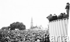 19.06.1983, Częstochowa, Polska.
Druga pielgrzymka Jana Pawła II do Polski. Wierni zgromadzeni przed klasztorem paulinów na Jasnej Górze podczas Mszy świętej celebrowanej przez Jana Pawła II, w głębi widoczny jest klasztor.
Fot. Jerzy Szot, zbiory Ośrodka KARTA