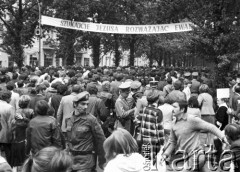 19.06.1983, Częstochowa, Polska.
Druga pielgrzymka Jana Pawła II do Polski. Wierni zgromadzeni w okolicach klasztoru paulinów na Jasnej Górze podczas mszy św. celebrowanej przez Jana Pawła II. Widoczny jest transparent z napisem: 