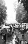 19.06.1983, Częstochowa, Polska.
Druga pielgrzymka Jana Pawła II do Polski. Wierni udają się w okolice klasztoru paulinów na Jasnej Górze na Mszę św. celebrowaną przez Jana Pawła II.
Fot. Jerzy Szot, zbiory Ośrodka KARTA