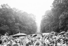 19.06.1983, Częstochowa, Polska.
Druga pielgrzymka Jana Pawła II do Polski. Wierni zgromadzeni w okolicach klasztoru paulinów na Jasnej Górze podczas mszy św. celebrowanej przez Jana Pawła II.
Fot. Jerzy Szot, zbiory Ośrodka KARTA