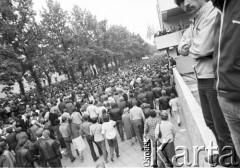 19.06.1983, Częstochowa, Polska.
Druga pielgrzymka Jana Pawła II do Polski. Wierni zgromadzeni w okolicach klasztoru paulinów na Jasnej Górze podczas mszy św. celebrowanej przez Jana Pawła II.
Fot. Jerzy Szot, zbiory Ośrodka KARTA