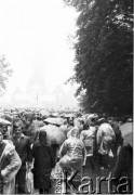 19.06.1983, Częstochowa, Polska.
Druga pielgrzymka Jana Pawła II do Polski. Wierni zgromadzeni w okolicach klasztoru paulinów na Jasnej Górze podczas mszy św. celebrowanej przez Jana Pawła II.
Fot. Jerzy Szot, zbiory Ośrodka KARTA