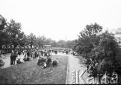 19.06.1983, Częstochowa, Polska.
Druga pielgrzymka Jana Pawła II do Polski. Wierni zgromadzeni w okolicach klasztoru paulinów na Jasnej Górze podczas mszy św. celebrowanej przez Jana Pawła II.
Fot. Jerzy Szot, zbiory Ośrodka KARTA