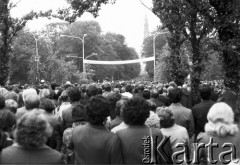 19.06.1983, Częstochowa, Polska.
Druga pielgrzymka Jana Pawła II do Polski. Wierni zgromadzeni w okolicach klasztoru paulinów na Jasnej Górze podczas mszy św. celebrowanej przez Jana Pawła II.
Fot. Jerzy Szot, zbiory Ośrodka KARTA