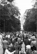 19.06.1983, Częstochowa, Polska.
Druga pielgrzymka Jana Pawła II do Polski. Wierni zgromadzeni w okolicach klasztoru paulinów na Jasnej Górze podczas mszy św. celebrowanej przez Jana Pawła II.
Fot. Jerzy Szot, zbiory Ośrodka KARTA