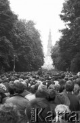 19.06.1983, Częstochowa, Polska.
Druga pielgrzymka Jana Pawła II do Polski. Wierni zgromadzeni w okolicach klasztoru paulinów na Jasnej Górze podczas mszy św. celebrowanej przez Jana Pawła II.
Fot. Jerzy Szot, zbiory Ośrodka KARTA