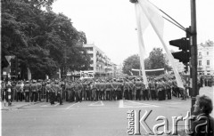 18-19.06.1983, Częstochowa, Polska.
Druga pielgrzymka Jana Pawła II do Polski. Na pierwszym planie grupa milicjantów, za nimi tłum wiernych. Widoczny jest transparent z napisem: 