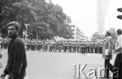 18-19.06.1983, Częstochowa, Polska.
Druga pielgrzymka Jana Pawła II do Polski, grupa milicjantów na ulicy, za nimi tłum wiernych.
Fot. Jerzy Szot, zbiory Ośrodka KARTA