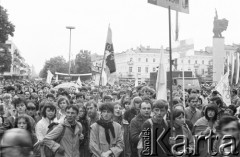 18-19.06.1983, Częstochowa, Polska.
Druga pielgrzymka Jana Pawła II do Polski, tłum wiernych z transparentami na ulicy miasta.
Fot. Jerzy Szot, zbiory Ośrodka KARTA