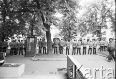 18-19.06.1983, Częstochowa, Polska.
Druga pielgrzymka Jana Pawła II do Polski, milicjanci na ulicy miasta.
Fot. Jerzy Szot, zbiory Ośrodka KARTA