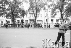 18-19.06.1983, Częstochowa, Polska.
Druga pielgrzymka Jana Pawła II do Polski, milicjanci na ulicy miasta.
Fot. Jerzy Szot, zbiory Ośrodka KARTA