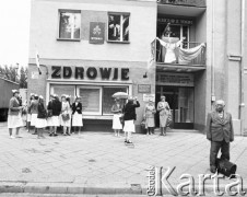 18-19.06.1983, Częstochowa, Polska.
Druga pielgrzymka Jana Pawła II do Polski. Pielęgniarki przed blokiem, w którym mieści się Przychodnia nr 2 Wojewódzkiej Usługowej Spółdzielni Pracy Oddziału Lekarzy Specjalistów w Częstochowie. Budynek jest udekorowany flagami, zdjęciem Jana Pawła II oraz plakatami o treści: 