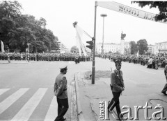 18-19.06.1983, Częstochowa, Polska.
Druga pielgrzymka Jana Pawła II do Polski. Przejazd papieża ulicami miasta. Na zdjęciu widoczni są milicjanci, za bramkami tłumy wiernych.
Fot. Jerzy Szot, zbiory Ośrodka KARTA