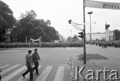 18-19.06.1983, Częstochowa, Polska.
Druga pielgrzymka Jana Pawła II do Polski. Przejazd papieża ulicami miasta. Na zdjęciu widoczni są milicjanci, za bramkami tłumy wiernych.
Fot. Jerzy Szot, zbiory Ośrodka KARTA