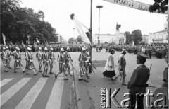 18-19.06.1983, Częstochowa, Polska.
Druga pielgrzymka Jana Pawła II do Polski. Przejazd papieża przez miasto, na pierwszym planie żołnierze Gwardii Szwajcarskiej, po prawej i w oddali milicjanci, za bramkami tłumy wiernych.
Fot. Jerzy Szot, zbiory Ośrodka KARTA