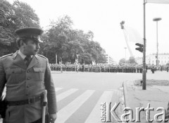 18-19.06.1983, Częstochowa, Polska.
Druga pielgrzymka Jana Pawła II do Polski. Przejazd papieża ulicami miasta. Na zdjęciu widoczni są milicjanci, za bramkami tłumy wiernych.
Fot. Jerzy Szot, zbiory Ośrodka KARTA