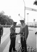 18-19.06.1983, Częstochowa, Polska.
Druga pielgrzymka Jana Pawła II do Polski. Przejazd papieża ulicami miasta. Na zdjęciu widoczni są milicjanci, za bramkami, w oddali tłumy wiernych.
Fot. Jerzy Szot, zbiory Ośrodka KARTA