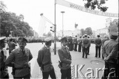 18-19.06.1983, Częstochowa, Polska.
Druga pielgrzymka Jana Pawła II do Polski. Przejazd papieża ulicami miasta. Na zdjęciu widoczni są milicjanci, za bramkami, w oddali tłumy wiernych.
Fot. Jerzy Szot, zbiory Ośrodka KARTA