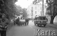 18-19.06.1983, Częstochowa, Polska.
Druga pielgrzymka Jana Pawła II do Polski. ulicą idą pielgrzymi z Gdańska, po prawej stoi samochód milicji.
Fot. Jerzy Szot, zbiory Ośrodka KARTA