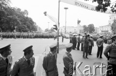 18-19.06.1983, Częstochowa, Polska.
Druga pielgrzymka Jana Pawła II do Polski. Przejazd papieża ulicami miasta. Na zdjęciu widoczni są milicjanci, za bramkami, w oddali tłumy wiernych.
Fot. Jerzy Szot, zbiory Ośrodka KARTA