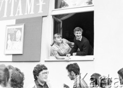18-19.06.1983, Częstochowa, Polska.
Druga pielgrzymka Jana Pawła II do Polski. Kobieta i mężczyzna wyglądają przez okno, obok wisi zdjęcie Jana Pawła II z jego słowami: 