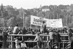 22.06.1983, Kraków, Polska.
Druga pielgrzymka Jana Pawła II do Polski. Na zdjęciu msza na  krakowskich Błoniach, wierni trzymają transparent o treści: 