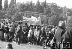 22.06.1983, Kraków, Polska.
Druga pielgrzymka Jana Pawła II do Polski. Na zdjęciu msza na  krakowskich Błoniach, wierni trzymają transparent o treści: 