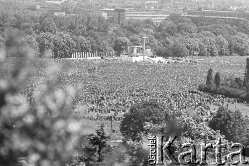 22.06.1983, Kraków, Polska.
Druga pielgrzymka Jana Pawła II do Polski. Na zdjęciu: msza na  krakowskich Błoniach - tłum wiernych, w głębi ołtarz papieski.
Fot. Jerzy Szot, zbiory Ośrodka KARTA