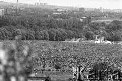 22.06.1983, Kraków, Polska.
Druga pielgrzymka Jana Pawła II do Polski. Na zdjęciu: msza na  krakowskich Błoniach - tłum wiernych, po prawej ołtarz papieski.
Fot. Jerzy Szot, zbiory Ośrodka KARTA