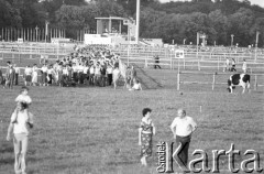 22.06.1983, Kraków, Polska.
Druga pielgrzymka Jana Pawła II do Polski. Wierni opuszczają Błonia krakowskie po zakończeniu mszy świętej celebrowanej przez Jana Pawła II
Fot. Jerzy Szot, zbiory Ośrodka KARTA