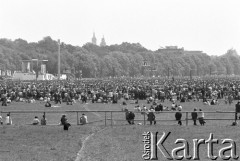 22.06.1983, Kraków, Polska.
Druga pielgrzymka Jana Pawła II do Polski. Na zdjęciu msza na  krakowskich Błoniach celebrowana przez papieża Jana Pawła II.
Fot. Jerzy Szot, zbiory Ośrodka KARTA