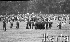 22.06.1983, Kraków, Polska.
Druga pielgrzymka Jana Pawła II do Polski. Wierni opuszczają Błonia krakowskie po zakończeniu mszy świętej celebrowanej przez Jana Pawła II, na pierwszym planie stoją milicjanci.
Fot. Jerzy Szot, zbiory Ośrodka KARTA