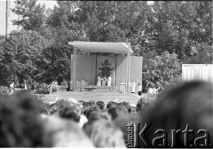 22.06.1983, Kraków, Polska.
Druga pielgrzymka Jana Pawła II do Polski. Na zdjęciu msza na  krakowskich Błoniach, widok na ołtarz, w środku stoi Jan Paweł II.
Fot. Jerzy Szot, zbiory Ośrodka KARTA