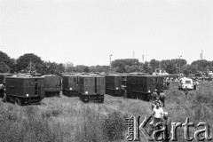 22.06.1983, Kraków, Polska.
Druga pielgrzymka Jana Pawła II do Polski. Na zdjęciu wozy milicyjne na krakowskich Błoniach, gdzie odbyła się msza św. celebrowana przez papieża Jana Pawła II.
Fot. Jerzy Szot, zbiory Ośrodka KARTA