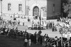 22-23.06.1983, Kraków, Polska.
Druga pielgrzymka Jana Pawła II do Polski. Wierni zgromadzeni na ulicy oczekują na przejazd papieża.
Fot. Jerzy Szot, zbiory Ośrodka KARTA