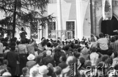 22-23.06.1983, Kraków, Polska.
Druga pielgrzymka Jana Pawła II do Polski. Przejazd papieża w papamobile ulicami miasta, na pierwszym planie tłum wiernych, po lewej herb Jana Pawła II i napis: 