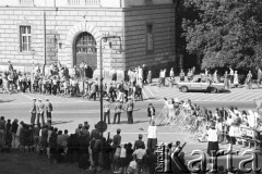 22-23.06.1983, Kraków, Polska.
Druga pielgrzymka Jana Pawła II do Polski. Wierni zgromadzeni na ulicy oczekują na przejazd papieża.
Fot. Jerzy Szot, zbiory Ośrodka KARTA