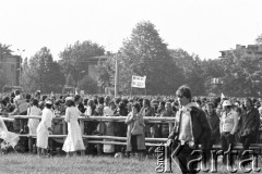 22.06.1983, Kraków, Polska.
Druga pielgrzymka Jana Pawła II do Polski. Wierni podczas mszy świętej celebrowanej przez Jana Pawła II, widoczny jest transparent z hasłem: 