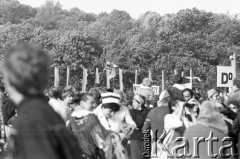 22.06.1983, Kraków, Polska.
Druga pielgrzymka Jana Pawła II do Polski. Wierni podczas mszy świętej celebrowanej przez Jana Pawła II. Widoczny jest transparent z hasłem: 