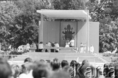 22.06.1983, Kraków, Polska.
Druga pielgrzymka Jana Pawła II do Polski. Na zdjęciu msza na krakowskich Błoniach, widok na ołtarz, w úrodku siedzi Jan Paweł II.
Fot. Jerzy Szot, zbiory Ośrodka KARTA